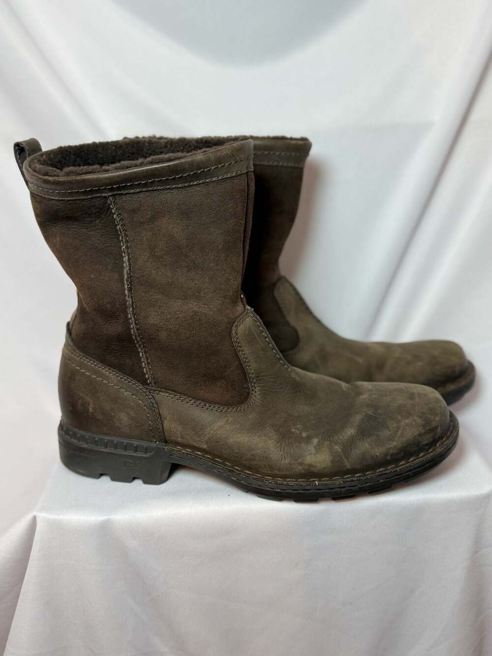 UGG Australia Men's Hartsville S/N 5626 Brown Leather Sheepskin Shearling Lined
